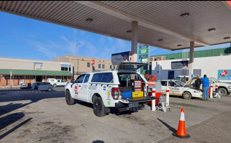 DuoAir technician with a client and bakkie on site